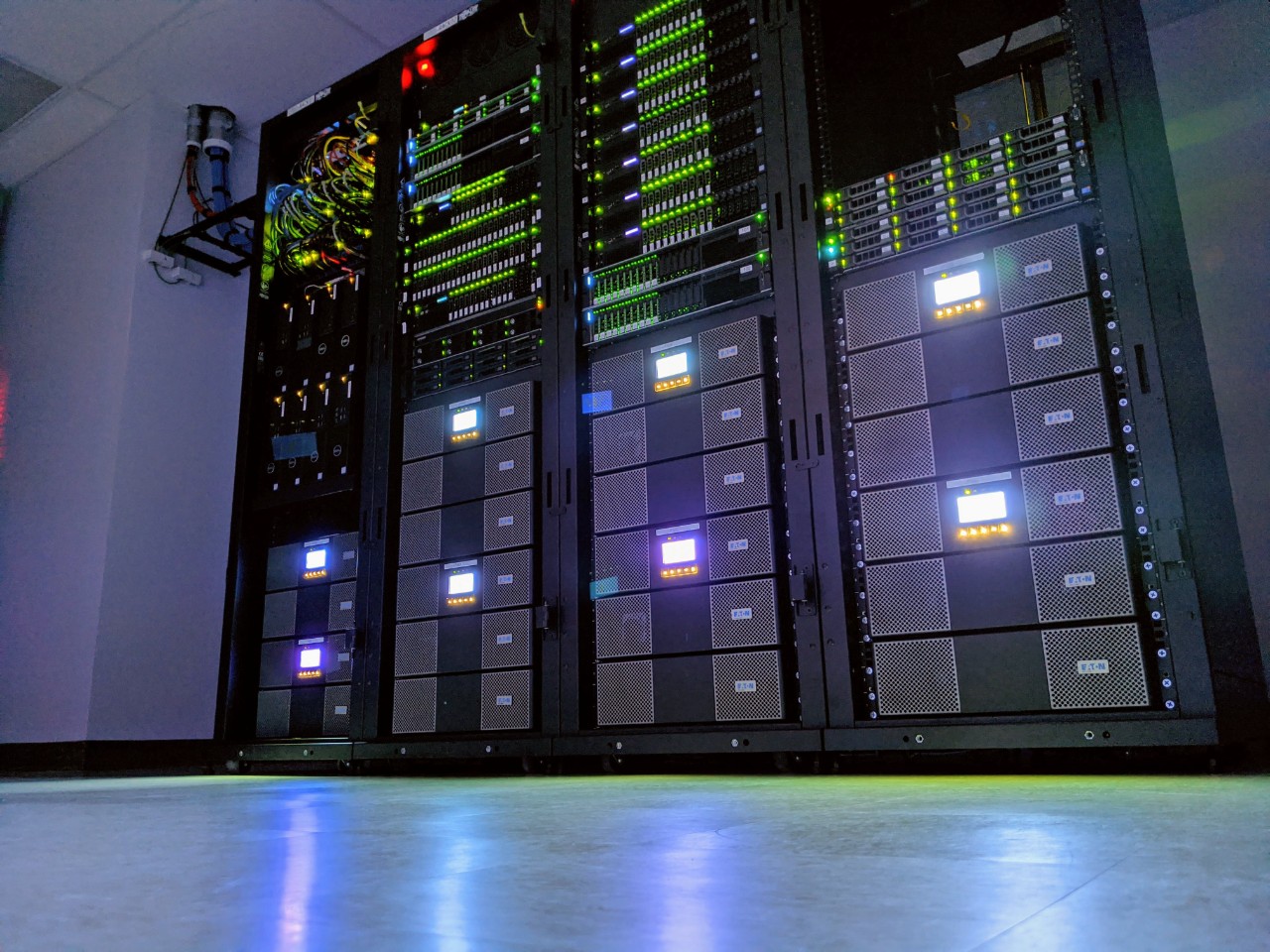 it-racks-lights-on-eaton-9px-ups.jpg